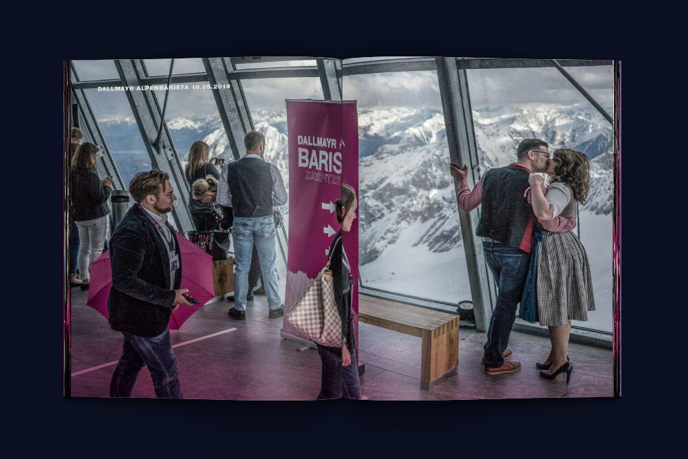Gäste des Dallmayr Alpenbarista genießen die Aussicht auf der Zugspitze