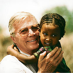 Karlheinz Böhm mit einem äthiopischen Kind
