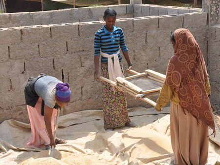 Tri etiópske ženy pomáhajú na stavbe
