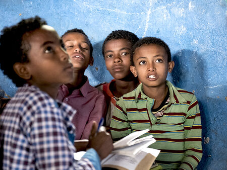 Czwórka etiopskich chłopców w szkole