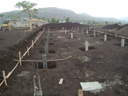 Widok na wykopany rów na placu budowy w Etiopii