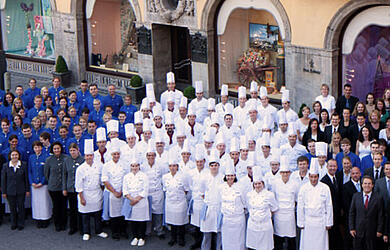 Group photo of Dallmayr employees in front of the Delicatessen in Munich