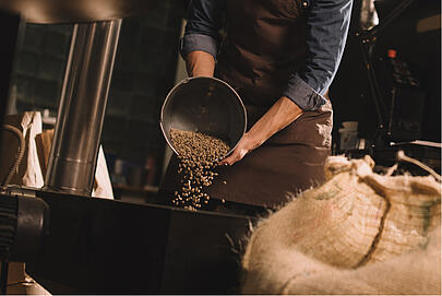 Kávové boby se praží v degustační místnosti na kávu společnosti Dallmayr