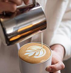 Tasse de cappuccino avec un cœur en Latte Art.