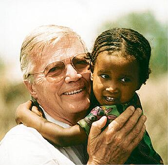 Karlheinz&nbsp;Böhm s etiópskym dieťaťom v náručí