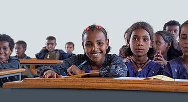 Copii etiopieni învățând într-o școală