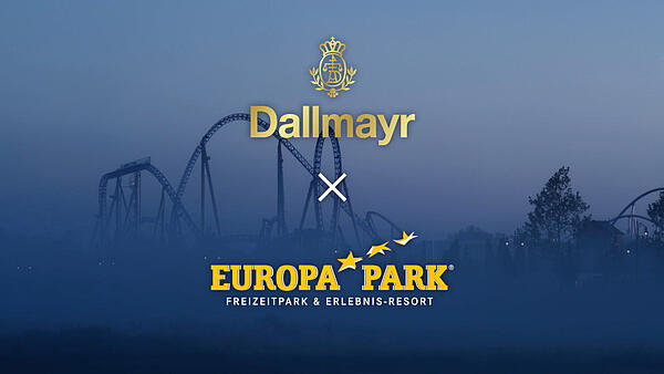 Sohvabaar Europa-Parki Dallmayri onnis - Toitlustusteenindaja serveerib Europa-Parkis mobiilses kohvibaaris Dallmayri kohvi.