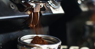 [Translate to Englisch:] Kaffee Bohnen zerkleinern Kaffeepulver