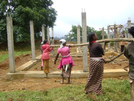 Etiopscy pracownicy pomagają przy budowie szkoły
