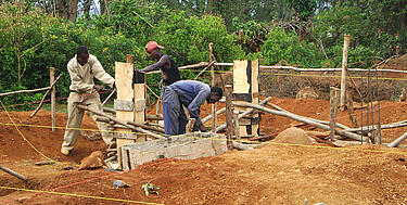 Etiopscy pracownicy na placu budowy szkoły