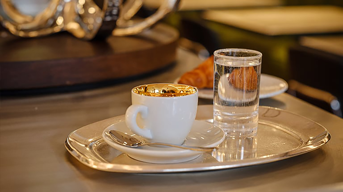 Espresso Dallmayr podávané s pohárom vody v Bar & Grill