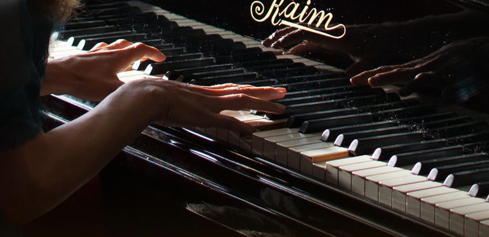 Žena hrá na klavíri melódiu Dallmayr