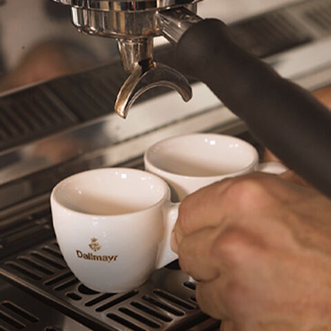 Zwei Dallmayr Espresso Tassen unter Siebträgerauslauf