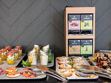 Rich breakfast buffet with a selection of Dallmayr tea for food-service requirements