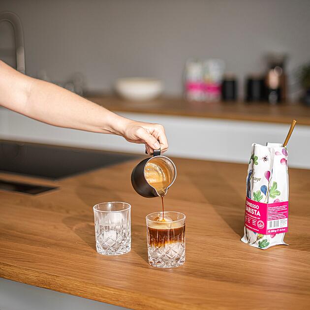 Espresso Tonic wird ins Glas gegossen und daneben Röstkunst Packung