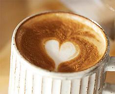 Egy csésze cappuccino latte art szívvel