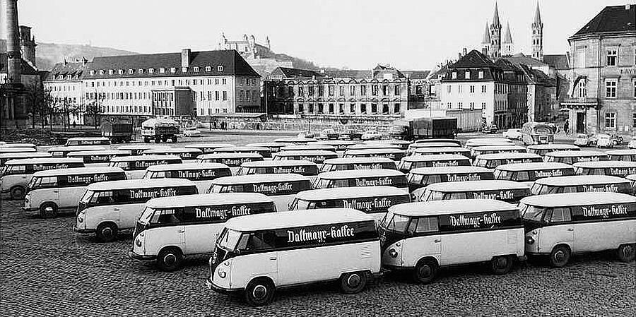 Parkovisko s mnohými dodávkami Volkswagen Bulli označených Dallmayr Kaffee pre služby automatov Alois Dallmayr