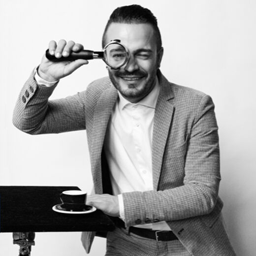 Barista Cem Korkmaz mit einem Siebträger und einem Espresso