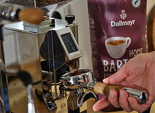Šviežiai malta kava pilama į portafiltrą