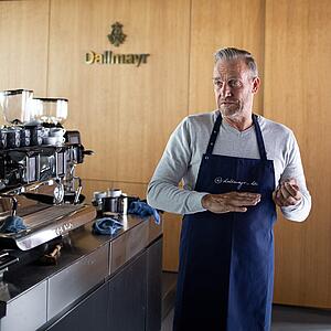 Dallmayr barista Harry sharing his knowledge at the portafilter espresso machine