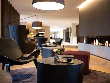 Öschberghof Hotel-Lounge mit Sesseln und kleinen Tischen