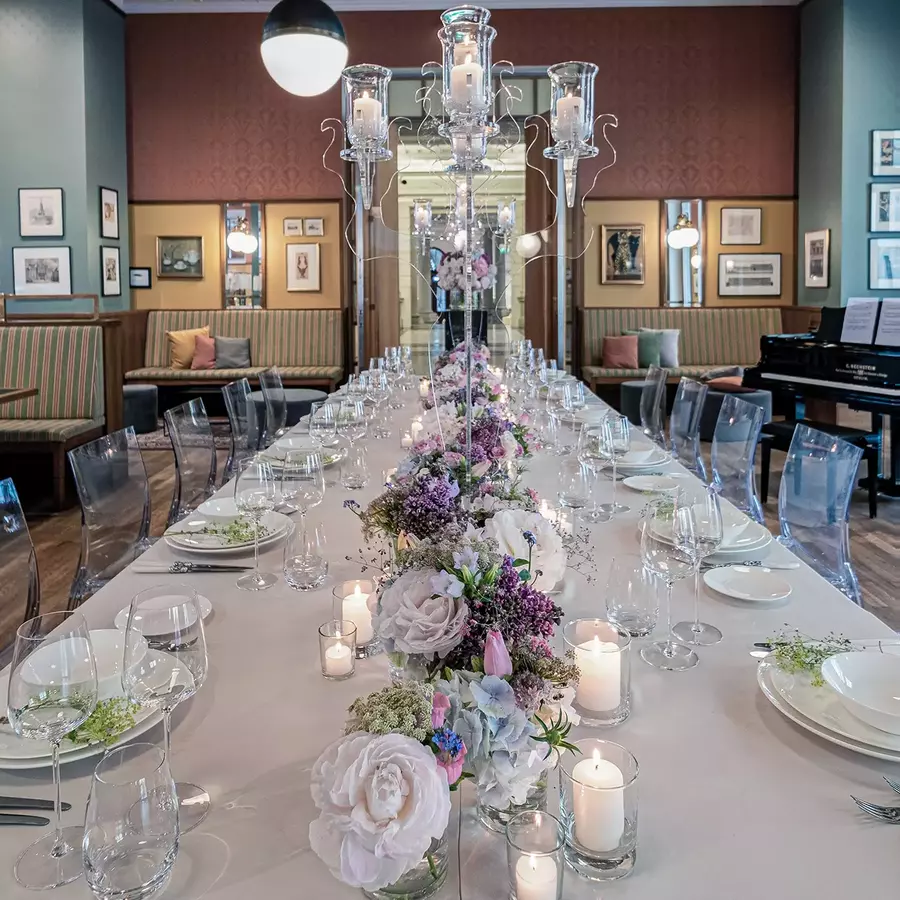 Modern gedeckter Tisch mit bunten Blumen im Kaffeehaus im Museum für Kommunikation