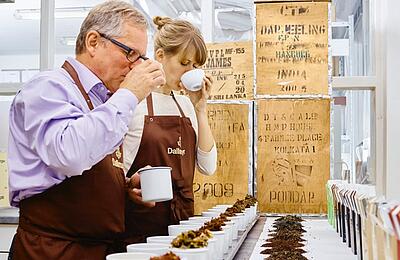 Simone Werle und Rudolf Krapf von Dallmayr verkosten Tee