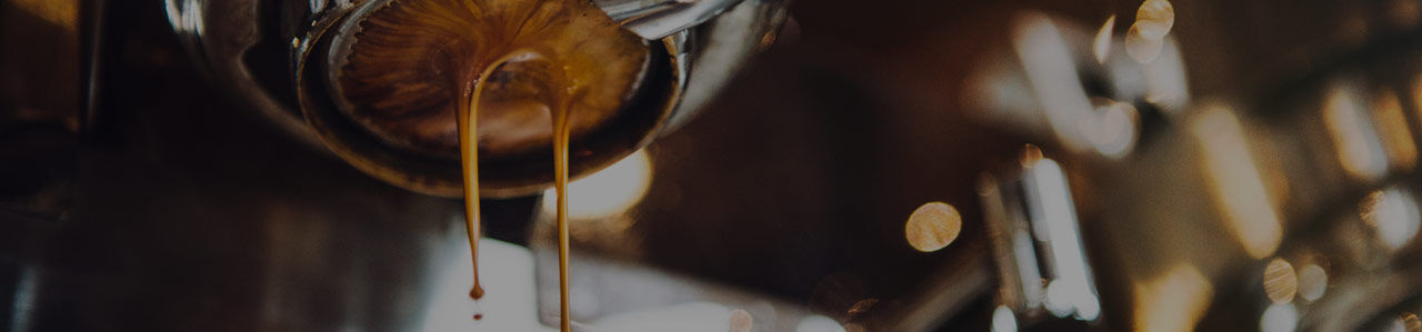 Dallmayr d'Oro Kaffee läuft aus einem offenen Siebträger