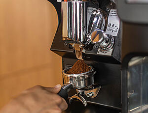 Kaffeemehl aus der Kaffeemühle in den Siebträger
