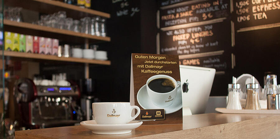 Dallmayr Kaffeetasse auf dem Tresen eines Cafés