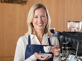 Julia Dengler von Dallmayr trinkt einen Espresso.