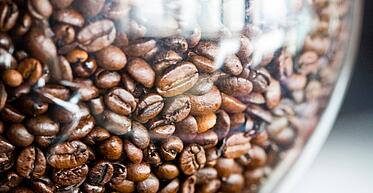 Kaffebohnen in der Mühle, Aroma schützen