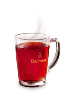 Szklanka Dallmayr z parującą herbatą owocową