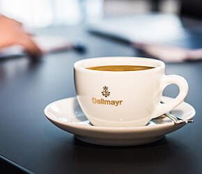 Dallmayr Kaffee Tasse am Arbeitsplatz