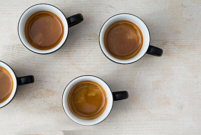 Kaffeetassen gefüllt mit Kaffee von oben