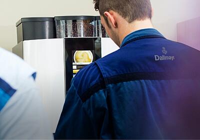 Dallmayr Service Mitarbeiter überprüft Qualität eines Kaffeevollautomaten