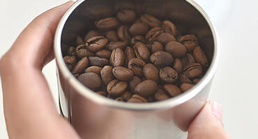 Kaffeebohnen in Schale