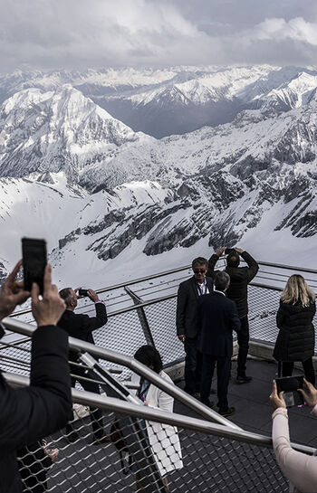 Gäste des Dallmayr Alpenbarista auf der Zugspitze fotografieren die schneebedeckten Alpen