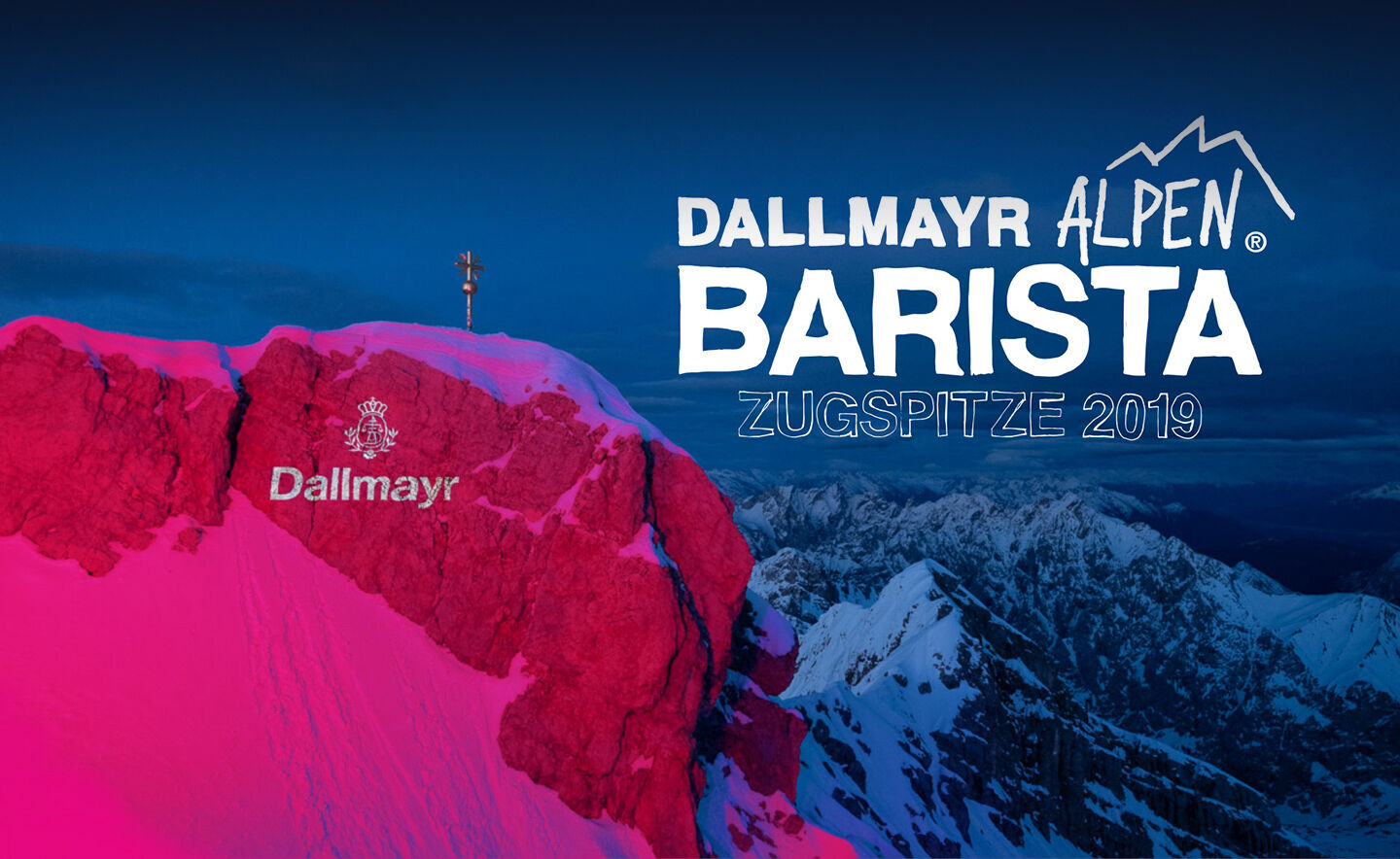 Pink beleuchtete Zugspitze mit Dallmayr Logo für Alpenbarista 2019