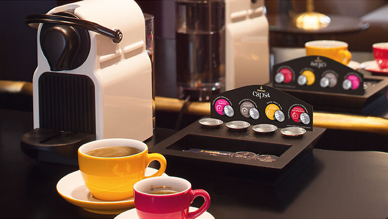 Cafea Dallmayr capsa compatibilă cu aparatele Nespresso(r) într-o cameră a hotelului Vier Jahreszeiten Kempinski