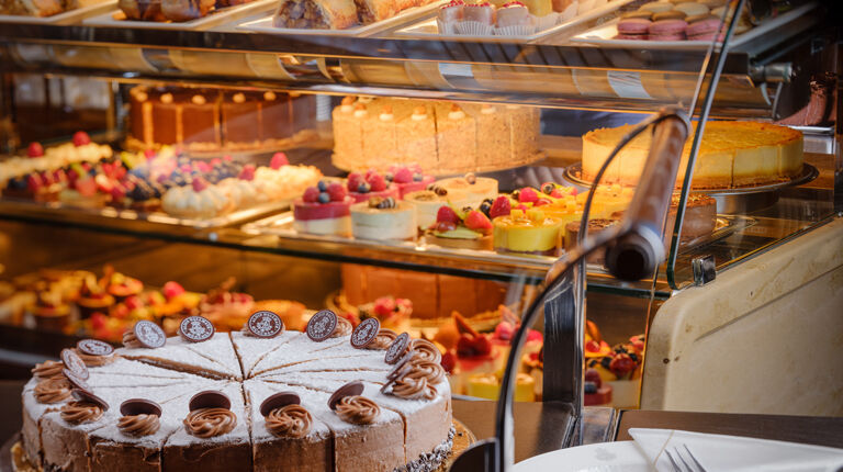 Auswahl an Kuchen und Törtchen im Dallmayr Café Bistro