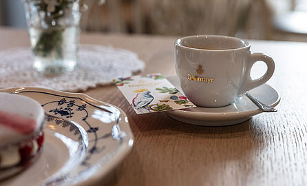 Dallmayri Röstkunsti sarja kuuluv espresso, serveerituna kohvikus koos küpsetisega