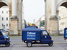 Drei blaue Dallmayr Express Apes fahren durch München
