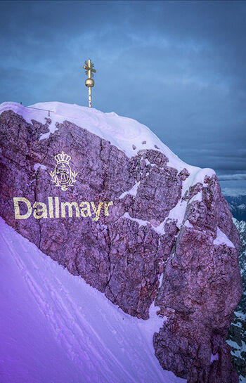 Pink beleuchtete Zugspitze mit Dallmayr Logo für den Alpenbarista