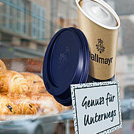 Dallmayr Coffee To Go-sticker op het raam van een bakkerij