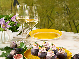 Champagnergläser auf gedecktem Tisch mit Feigenspeise