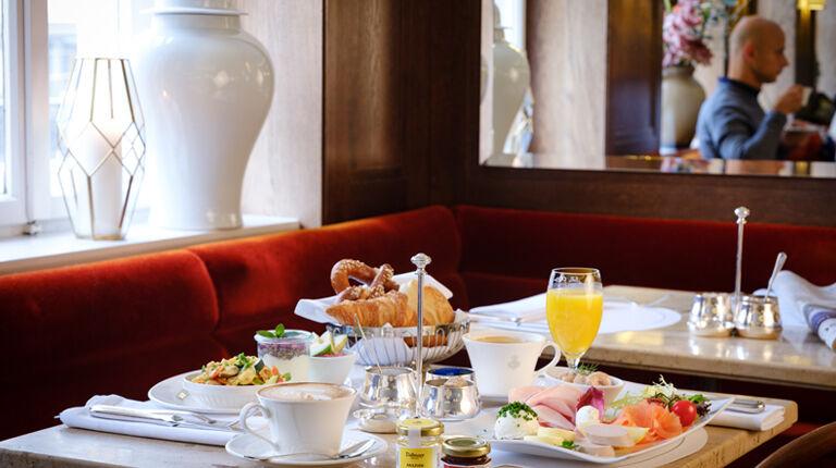 Bohato prestretý raňajkový stôl v Café-Bistre Dallmayr 