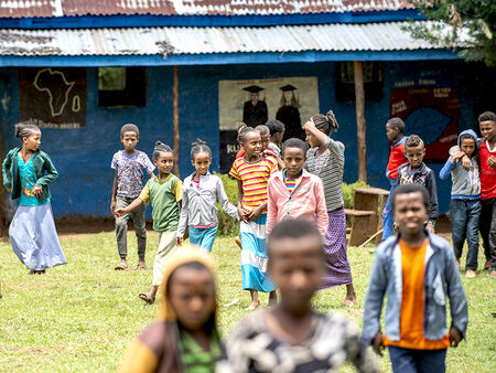 Daudzi etiopiešu bērni skolas priekšā