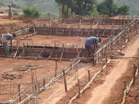 Etiopijos statybininkai dirba naujosios mokyklos statybvietėje 