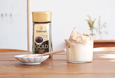 Dalgona Kaffee Whipped Coffee und Goldglas löslicher Kaffee